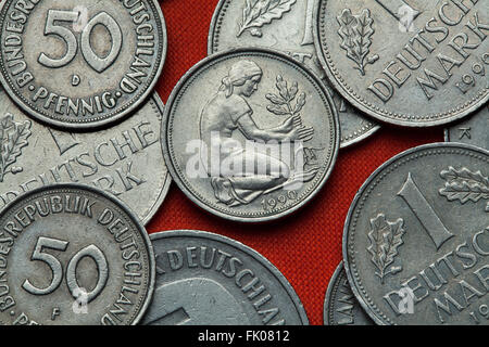 Münzen aus Deutschland. Frau, die Pflanzung einer Eiche Sämling in der deutschen 50-Pfennig-Münze abgebildet. Stockfoto