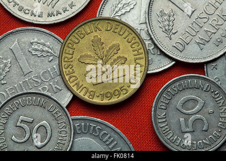 Münzen aus Deutschland. Eiche Zweig in der deutschen 10-Pfennig-Münze abgebildet. Stockfoto