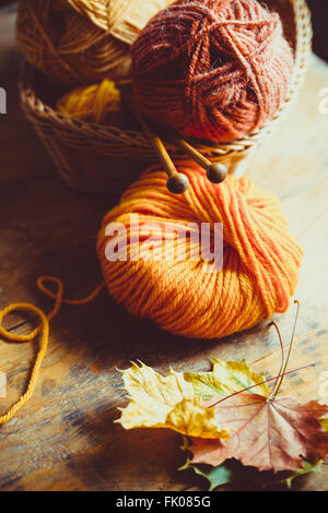 Herbst stricken, Stricknadeln und Garn in herbstlichen Farben Stockfoto