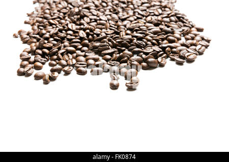 Haufen von Kaffeebohnen isoliert auf weißem Hintergrund Stockfoto