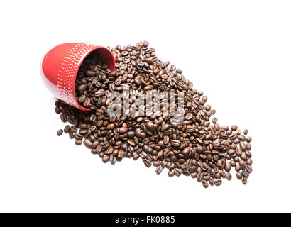 Rote Tasse gefüllt mit Kaffeebohnen isoliert auf weiss Stockfoto