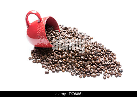 Rote Tasse gefüllt mit Kaffeebohnen isoliert auf weiss Stockfoto