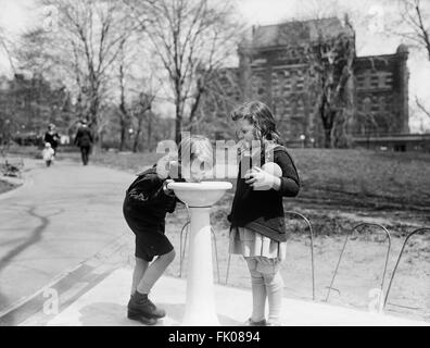 Zwei Kinder am Brunnen im Park, Washington DC, USA, ca. 1924 Stockfoto