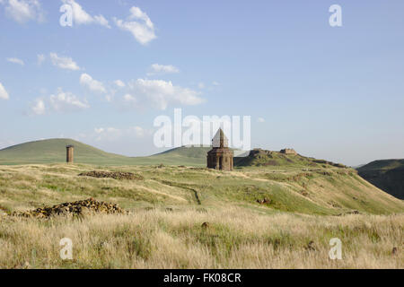 Ani, Kirche Saint Gregory des Abughamrents, Hintergrund mit Zitadelle und Minarett der Moschee Manuchihr, Ost-Anatolien, Türkei Stockfoto