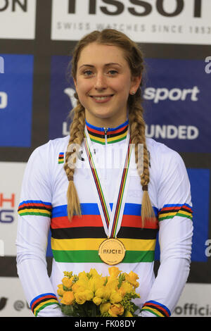 Lee Valley Velo Centre, London UK. 4. März 2016. UCI-Weltmeisterschaften. Woomens final Scratch. TROTT Laura (GBR) gewinnt Gold auf dem Podium © Action Plus Sport/Alamy Live News Stockfoto