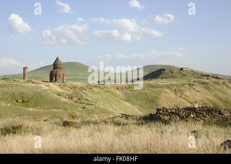 Ani, Kirche Saint Gregory des Abughamrents, Hintergrund mit Zitadelle und Minarett der Moschee Manuchihr, Ost-Anatolien, Türkei Stockfoto