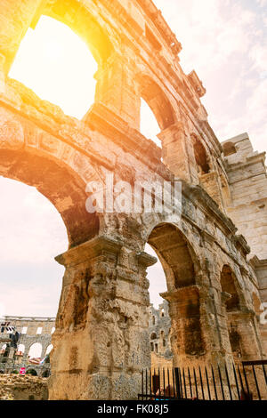 Berühmte antike Roman Amphitheater - Arena, 1.. Jahrhundert, Pula, Kroatien. Arena von Pula der istrischen Halbinsel verfasst am Zelt Stockfoto