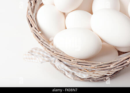 Gruppe von Eiern im Weidenkorb Stockfoto