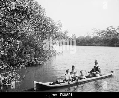 Seminole indianischen Familie im Einbaum, Miami, Florida, USA, um 1915 Stockfoto