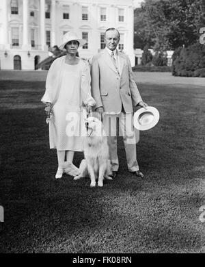 US-Präsident Coolidge und Mrs Coolidge mit Hund draußen White House, Washington DC, USA, ca. 1927.jpg Stockfoto