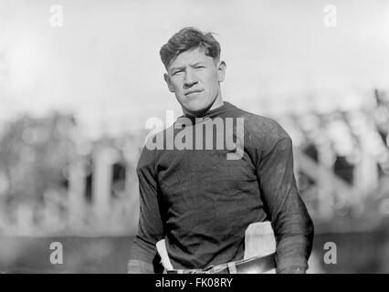 Jim Thorpe (1887-1953), American Athlete und Olympic Gold Medalist, halblanges Porträt in American Football Trikot, Harris & Ewing, 1910 Stockfoto