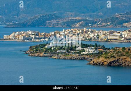 Griechenland, Kreta, Agios Nikolaos, Blick Über Den Mirambellou-Golf Auf sterben Halbinsel Mit Luxushotels Und sterben Stadt. Stockfoto