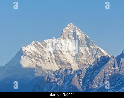 Berg "Nanda Devi" Gipfel gegen blauen Himmel Stockfoto