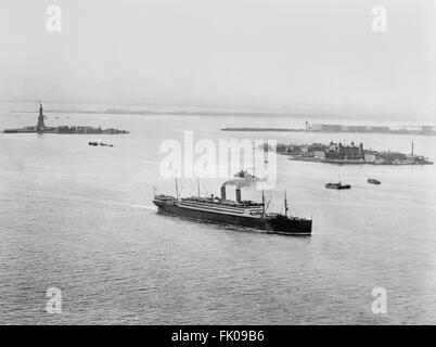 Freiheitsstatue, Ellis Island und Schiff im Hafen von New York City, USA, um 1910 Stockfoto