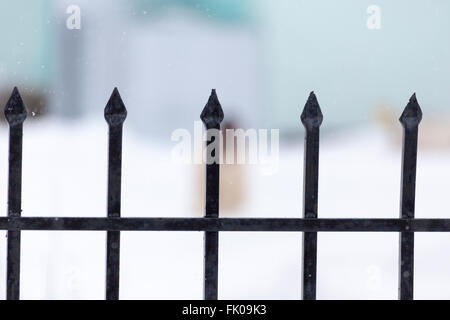 Starke Metallzaun mit unscharfen Hintergrund Stockfoto