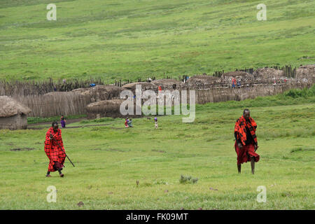 Massai (Masai) Stammesangehörigen außerhalb ihres Dorfes, Ngorongoro Conservation Area, Tansania Stockfoto