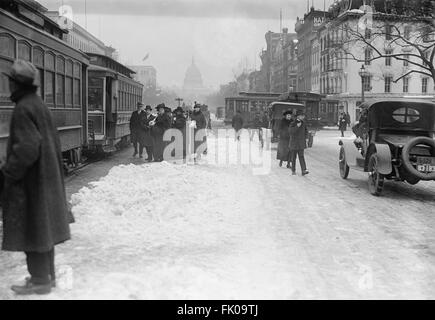 Straße Szene, Pennsylvania Avenue im Schnee im Winter, Washington DC, USA, ca. 1913 Stockfoto