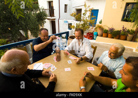 Griechenland, Kreta, Makrigialos, Bergdorf Pefki, in der Taverne Piperia treffen Sich Die Männer Zum Kartenspiel Stockfoto