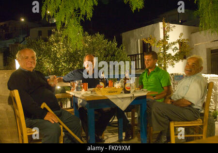 Griechenland, Kreta, Makrigialos, Bergdorf Pefki, in der Taverne Piperia treffen Sich Auch Die Männer aus Dem Dorf Stockfoto