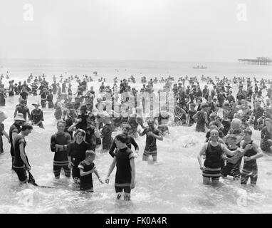 Drängen Sie sich genießen Strand, Atlantic City, New Jersey, USA, ca. 1905 Stockfoto