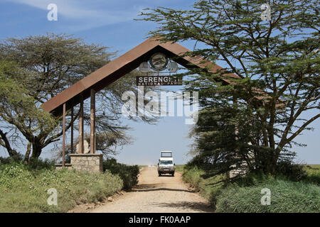 Tor von Ngorongoro Conservation Area (Ndutu) in Serengeti Nationalpark, Tansania Stockfoto