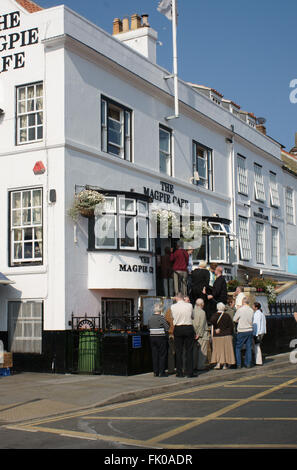 Warteschlange vor dem Elster-Café, Whitby Stockfoto