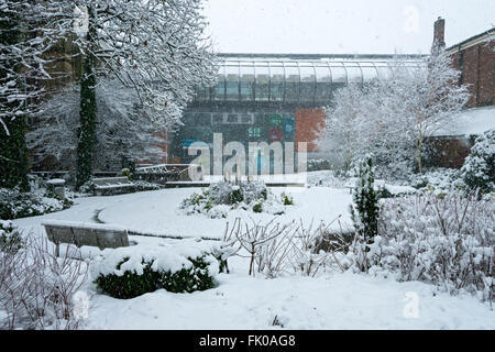 Galerie Oldham (Bibliothek, Museum und die Kunstgalerie) in starkem Schneefall, Union Street, Oldham, Greater Manchester, England, UK Stockfoto