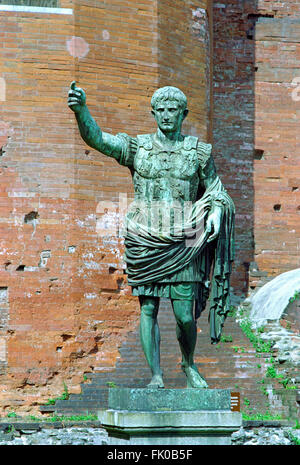 Italien, Piemont, Turin Porta Palatina, Caesar Augustus-Statue Stockfoto