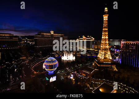 Blick auf Paris Las Vegas und Bellagio Hotel & Casino bei Nacht Stockfoto