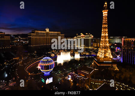 Blick auf Paris Las Vegas und Bellagio Hotel & Casino bei Nacht Stockfoto