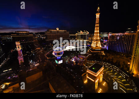 Blick auf Paris Las Vegas und Bellagio Hotel & Casino bei Nacht Stockfoto