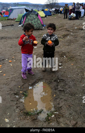 Idomeni, Griechenland. 4. März 2016. Flüchtlinge in die Flüchtlingslager in Idomeni, Nordgriechenland, am 4. März 2016, an den Grenzen zwischen Griechenland und der ehemaligen jugoslawischen Republik Mazedonien. Mehr als 13.000 Flüchtlinge haben in die Flüchtlingslager in Idomeni angeschwemmt worden, wo sie warten unter extrem schwierigen Bedingungen die Grenzen passieren und weiter ihren Weg nach Mitteleuropa. Bildnachweis: Elias Verdi/Alamy Live-Nachrichten Stockfoto