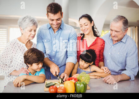 Glücklicher Mann mit Familie vom Küchentisch Stockfoto
