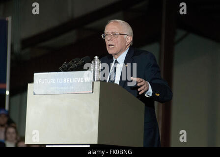 Lawrence, Kansas, USA, 3. März 2016 demokratische Präsidentschaftskandidat Vermont Senator Bernie Sanders befasst sich mit eine Menge von mehr als vier tausend meist junge Menschen bei einer Kundgebung heute Abend in Lawrence, Kansas Credit: Mark Reinstein Stockfoto