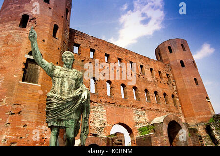 Italien, Piemont, Turin. Porta Palatina, Caesar Augustus-Statue Stockfoto