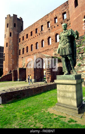 Italien, Piemont, Turin, Porta Palatina, Pfälzer Tor, Caesar Augustus-Statue Stockfoto