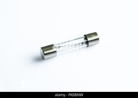 Sicherung des elektrischen Schutzkomponente isoliert auf weißem Hintergrund. Stockfoto