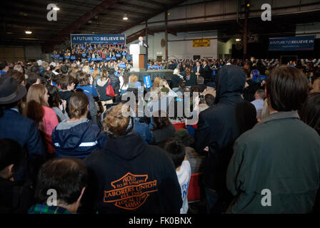 Lawrence, Kansas, USA, 3. März 2016 demokratische Präsidentschaftskandidat Vermont Senator Bernie Sanders befasst sich mit eine Menge von mehr als vier tausend meist junge Menschen bei einer Kundgebung heute Abend in Lawrence, Kansas Credit: Mark Reinstein Stockfoto