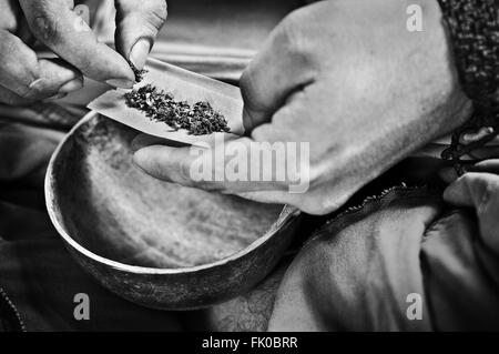 4. März 2016 - Palenque, Chiapas, MX - ein Mann rollt ein Marihuana gemeinsame während einer spirituellen Zeremonie in Palenque, Mexiko. (Bild Kredit: © Joel Alvarez über ZUMA Draht) Stockfoto