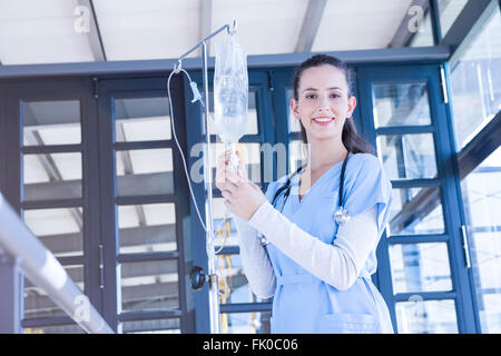Arzt halten die Infusion Stockfoto