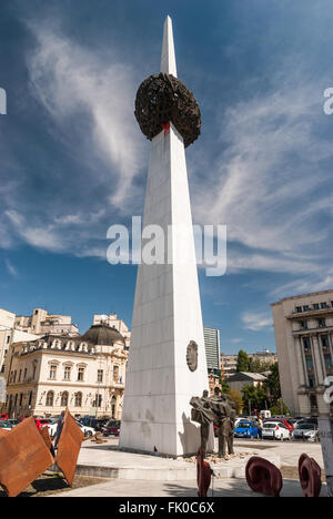 Blick auf das Denkmal der Wiedergeburt In Revolution Square von Bukarest mit dem blauen Himmel als Hintergrund. Bukarest. Rumänien Stockfoto