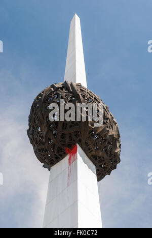 Blick auf das Denkmal der Wiedergeburt In Revolution Square von Bukarest mit dem blauen Himmel als Hintergrund. Bukarest. Rumänien Stockfoto