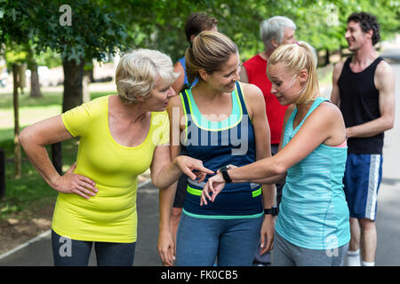 Marathon-Athletinnen Einstellung Herzfrequenz Uhr Stockfoto