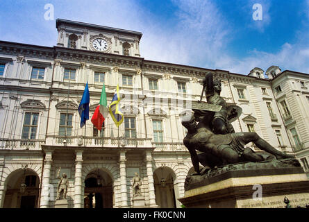 Italien, Piemont, Turin, Piazza Palazzo di Città Square, Conte Verde e il Moro Denkmal von Pelagio Palagi Hintergrund Rathaus Stockfoto