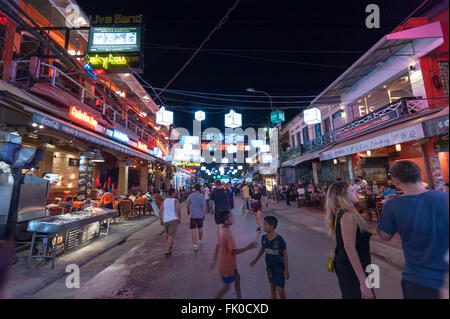 Siem Reap, Kambodscha - 6. Dezember 2015: Pub Street in Siem Reap, der beliebteste Ort für Außenseiter. Stockfoto