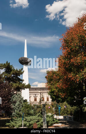 Blick auf das Denkmal der Wiedergeburt In Revolution Square von Bukarest mit dem blauen Himmel als Hintergrund. Bukarest. Rumänien Stockfoto