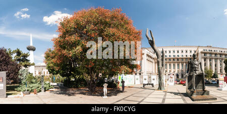 Panoramablick auf die Statue des Luliu Maniu in Bukarest. Rumänien. September 2015 Stockfoto