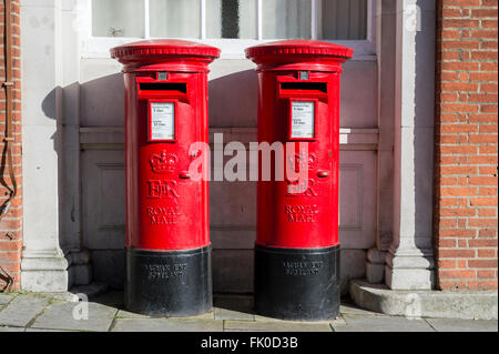 Zwei königliche Post Briefkästen Säule Box rot in Chichester, West Sussex lackiert Stockfoto