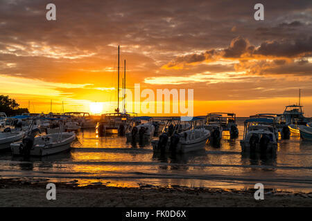 Boote am Strand bei Sonnenuntergang, Bayahibe, Dominikanische Republik, Karibik, Amerika, Stockfoto