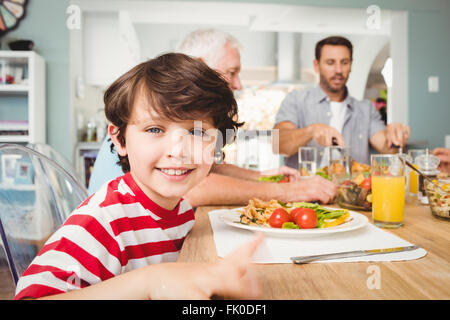 Porträt eines lächelnden jungen sitzen am Esstisch Stockfoto